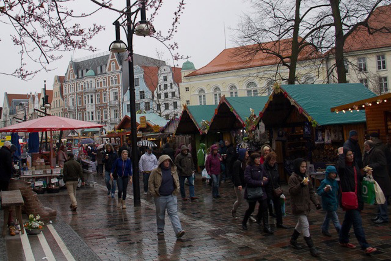 Der diesjährige Ostermarkt in der Innenstadt hat mit schlechtem Wetter zu kämpfen