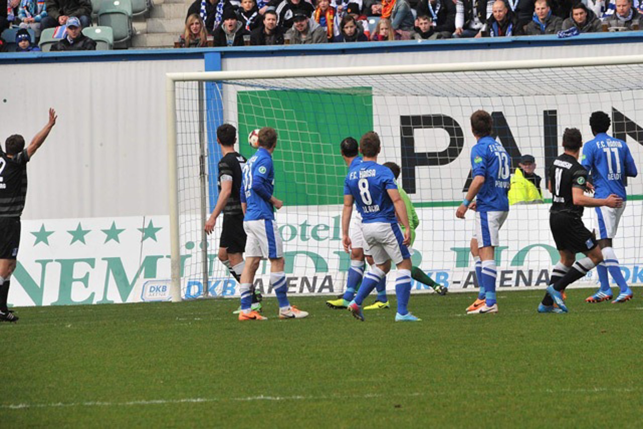 Michael Gardawski bringt den MSV Duisburg gegen Hansa Rostock in Führung