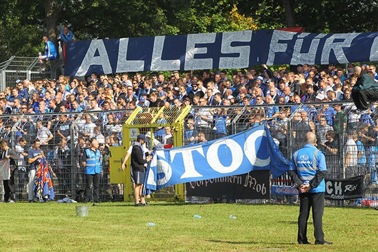 Hansa-Fans nehmen noch während der ersten Halbzeit ihre Banner ab