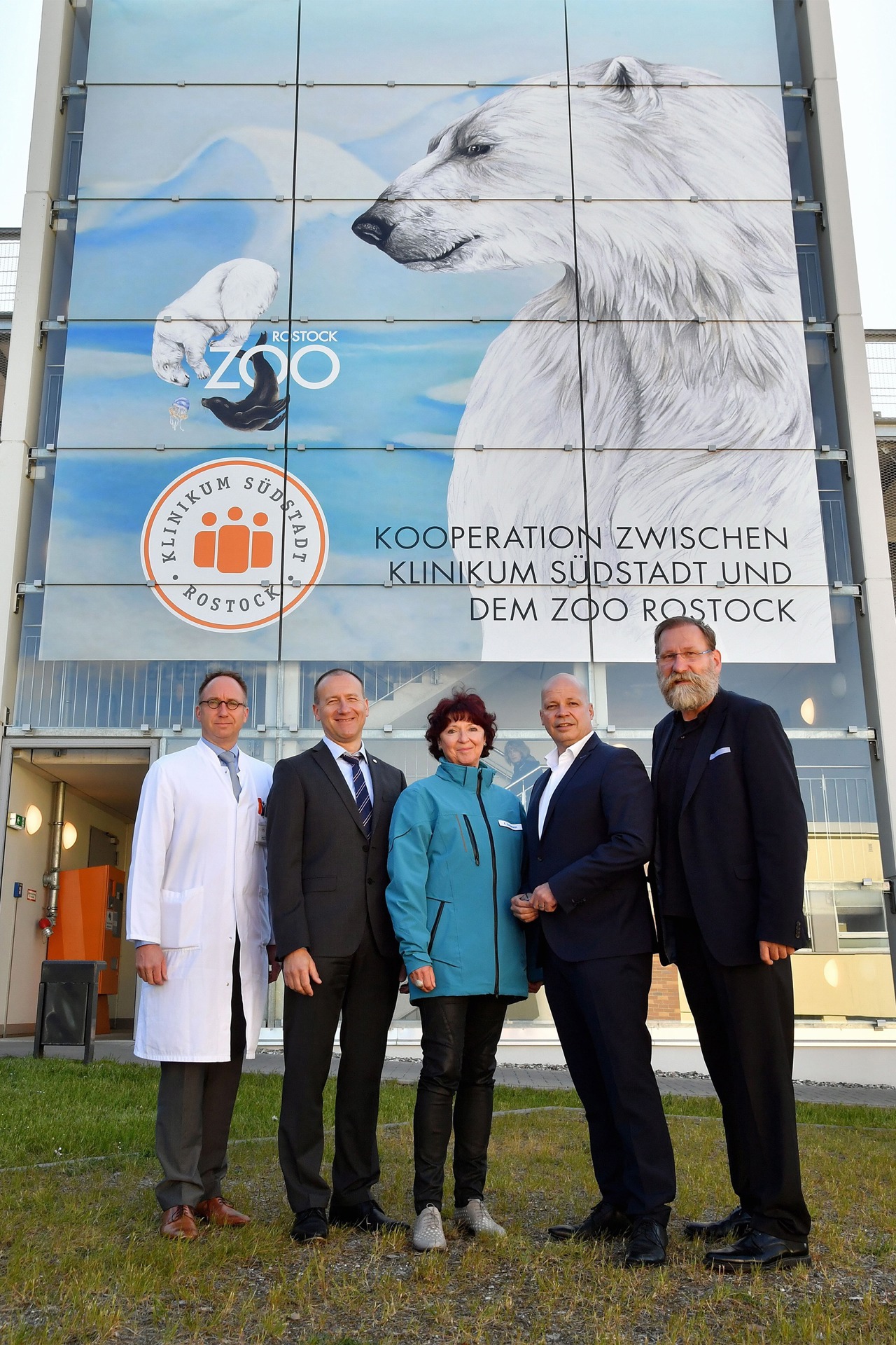 Zuwachs für die Eisbärenfamilie in der Südstadt – weihten heute die neue Großfläche auf dem Klinikgelände ein: der Ärztliche Direktor Prof. Jan Roesner (v.li.), Klinikverwaltungsdirektor Steffen Vollrath, Zoografikerin Andreas Bergmann, Finanzsenator Dr. Chris Müller-von Wrycz Rekowski und Zoodirektor Udo Nagel. Zoografikerin Andreas Bergmann freut sich über ihr jüngstes Werk, hier im Eingangsbereich des Klinikums. (Foto: Zoo Rostock/Joachim Kloock)