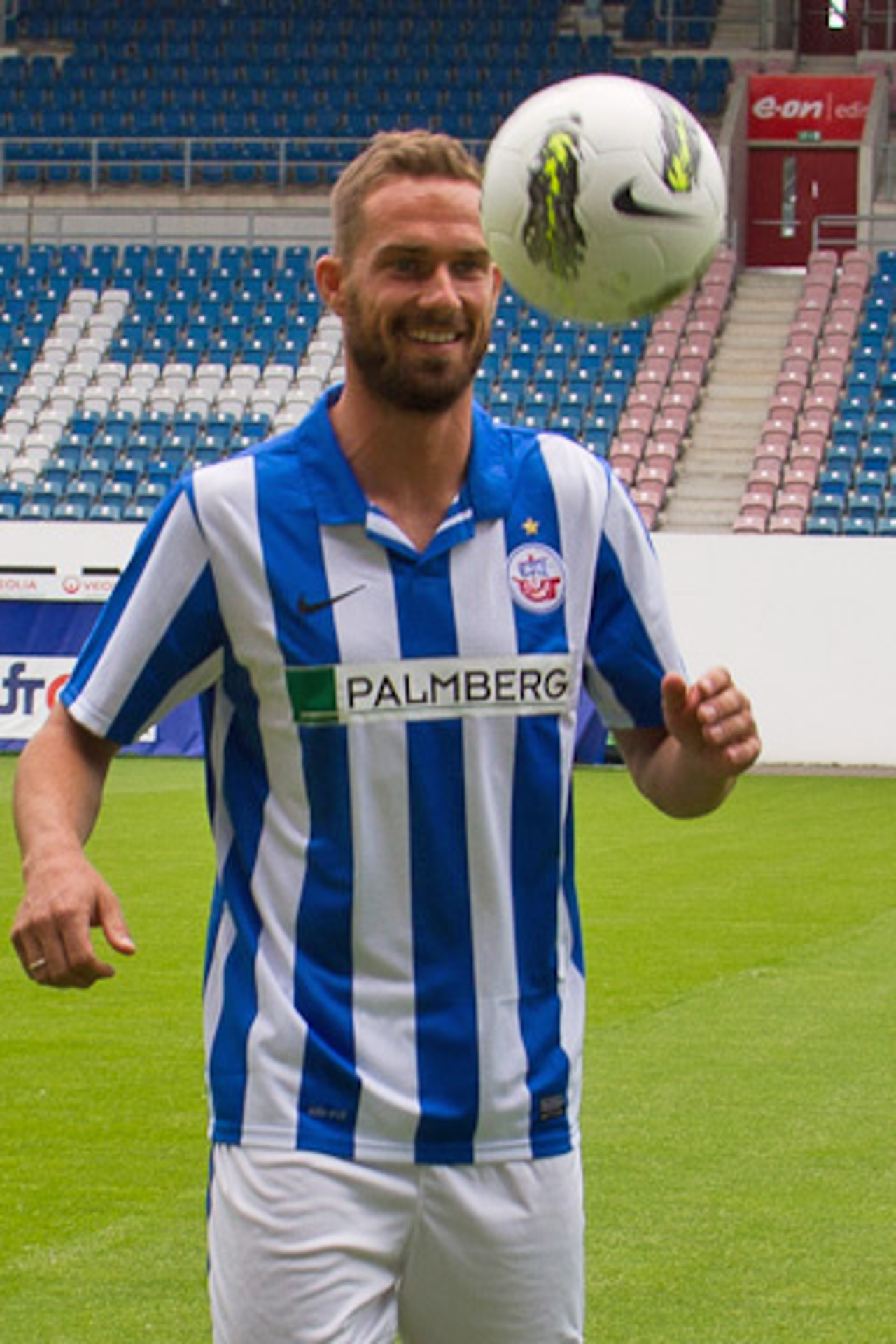 Matthias Holst präsentiert das neue Heimtrikot von Hansa Rostock