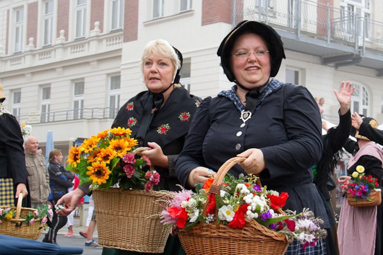 Zwei Damen der Trachtengruppe