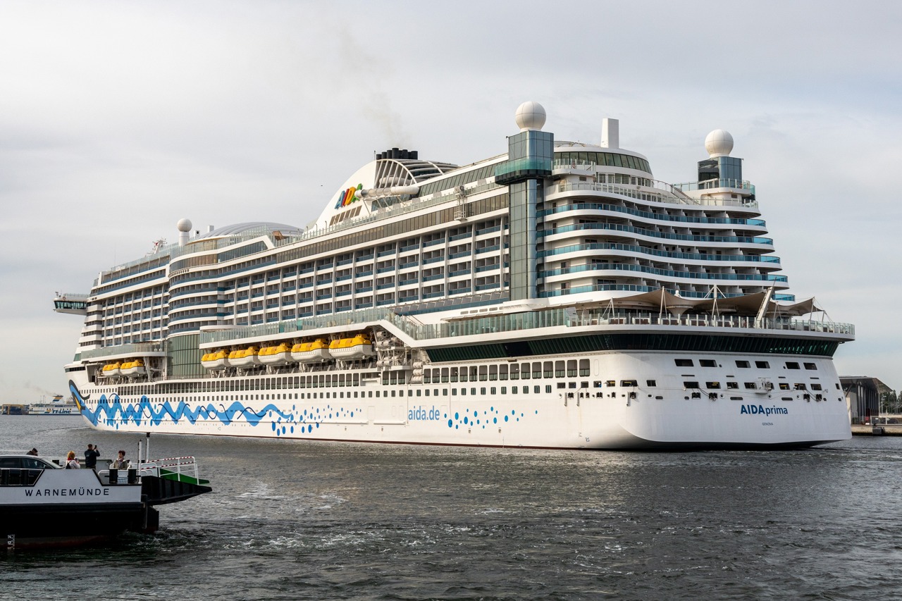 „AIDAprima“ im Kreuzfahrthafen Rostock-Warnemünde
