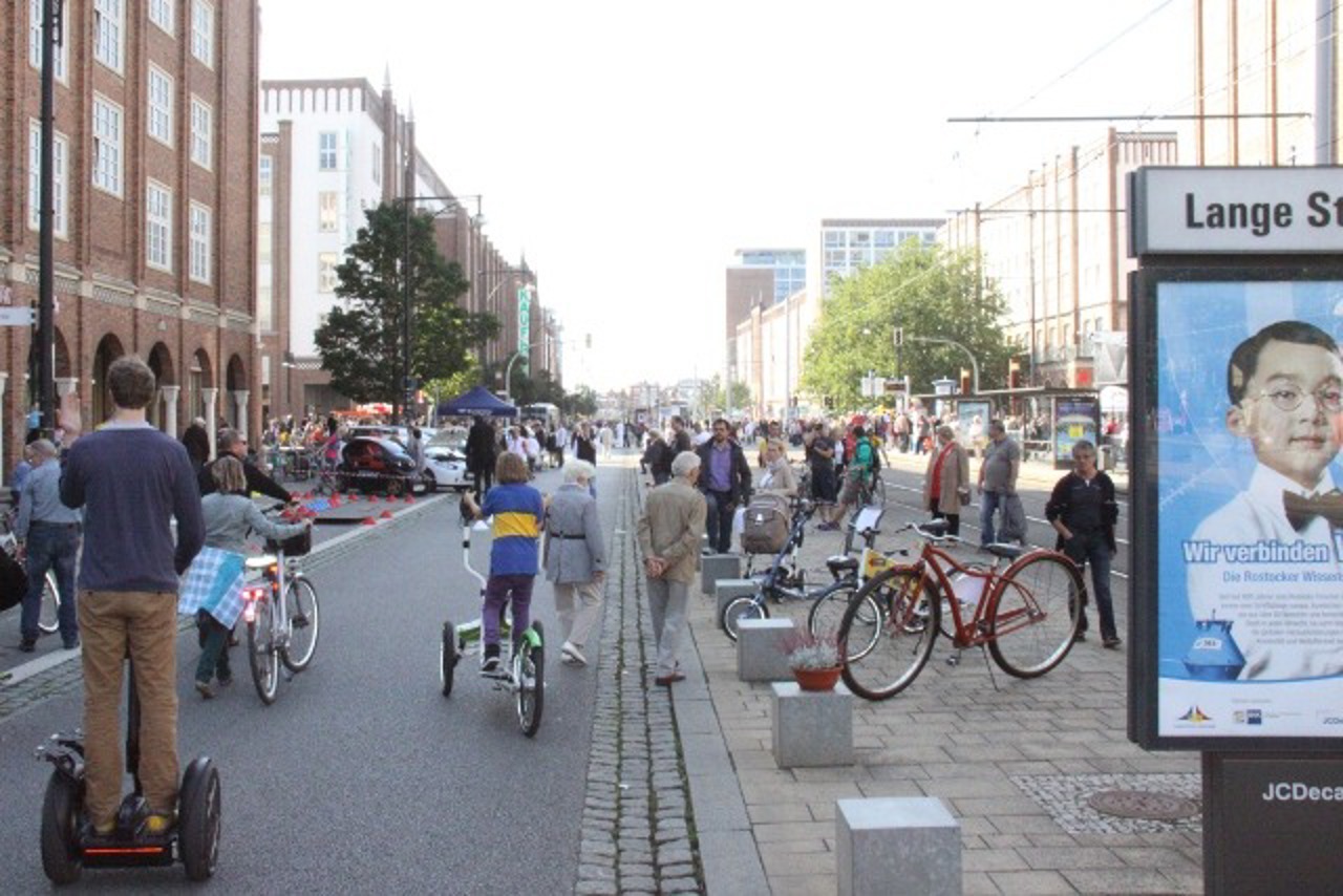Die Lange Straße in der Hand von Bikern und Fußgängern