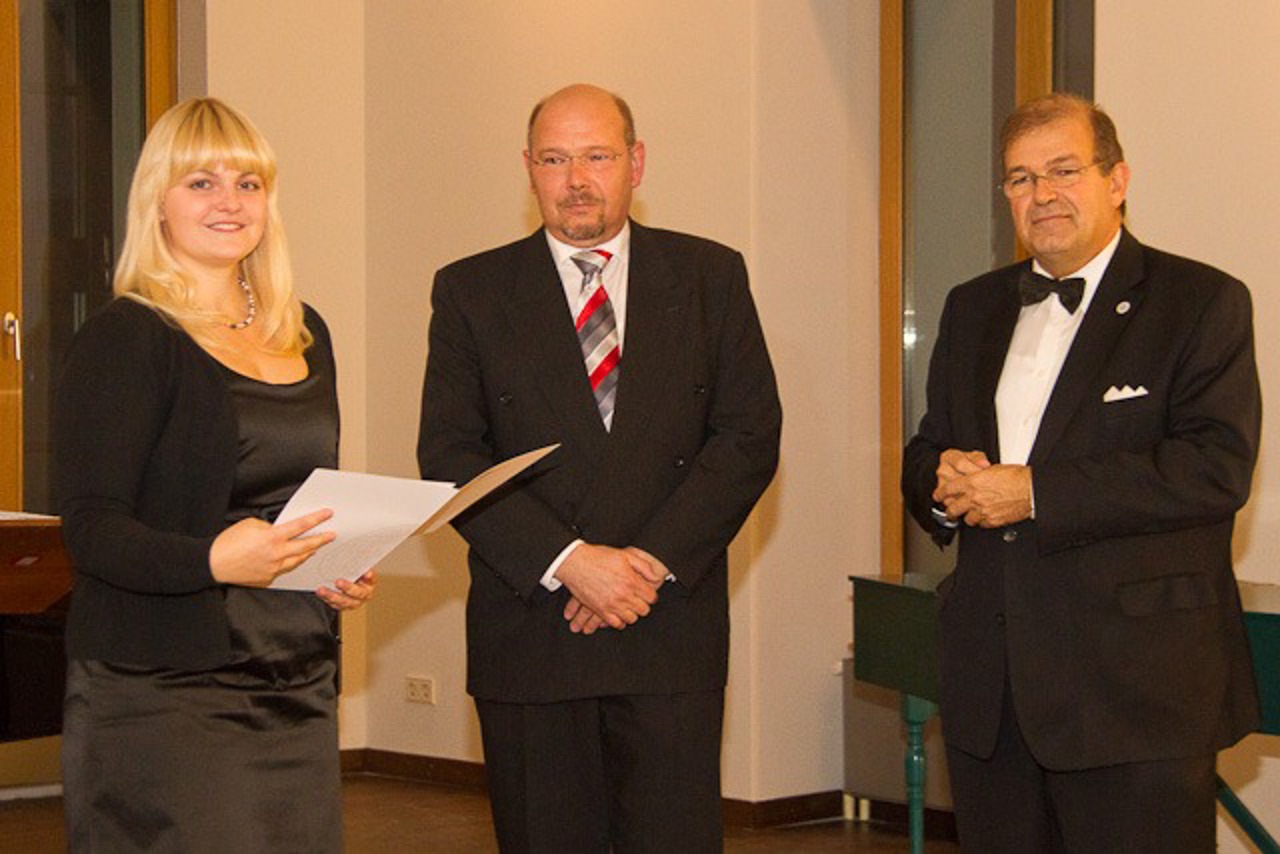 Stipendiatin, Stipendiengeber Christoph Homölle und Rektor bei der Übergabe des Deutschlandstipendiums 2012