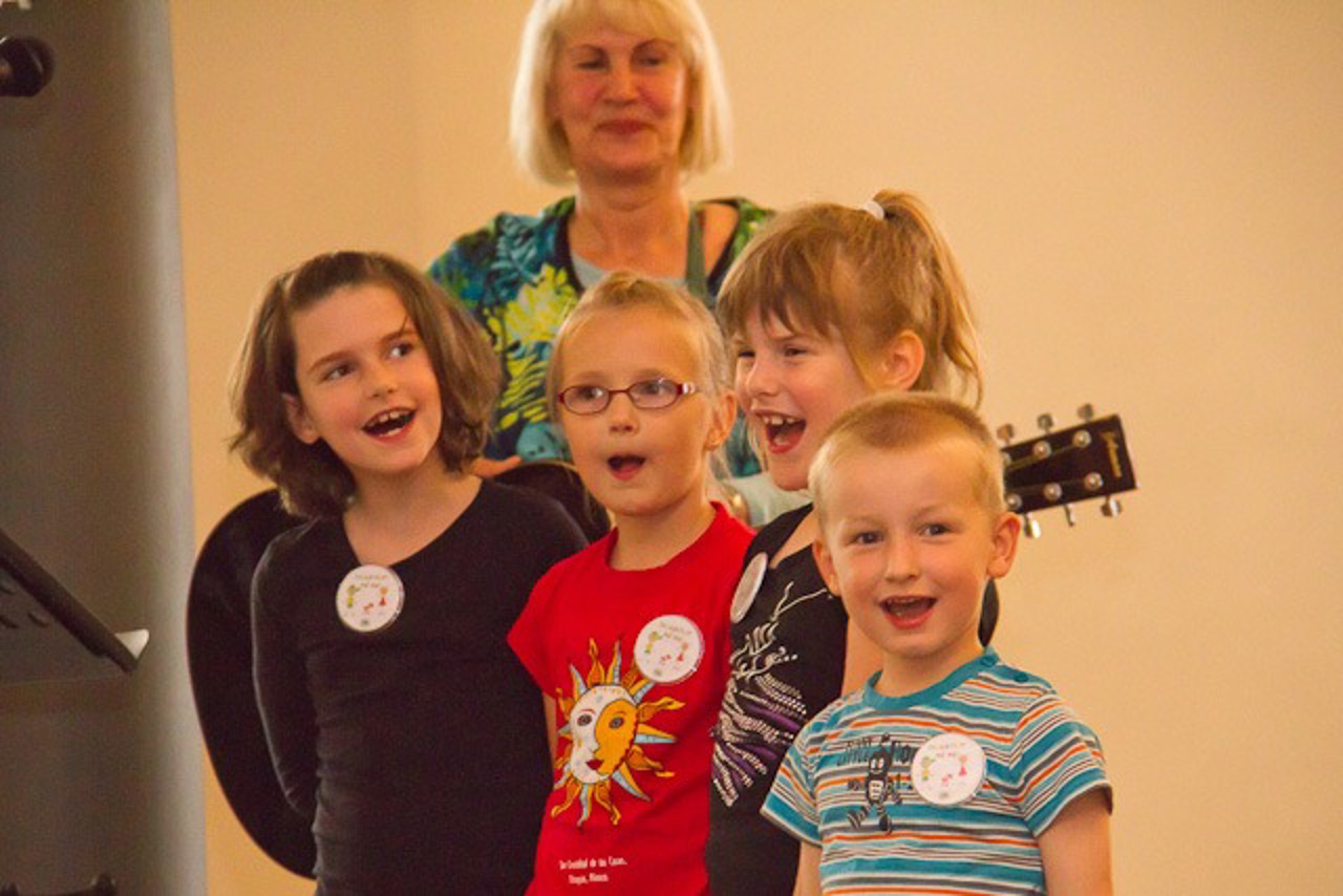Die Kinder der Kita Marie Bloch singen niederdeutsche Lieder, im HIntergrund Sybille Käding