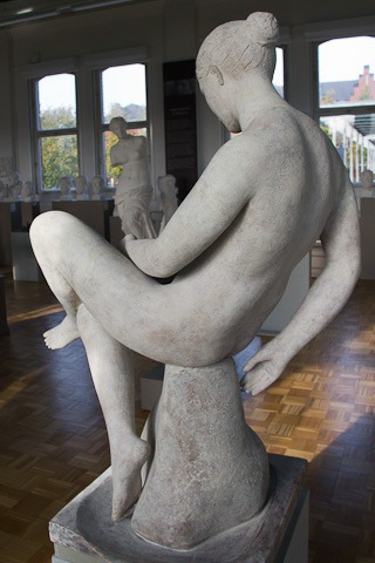 Arethusa von Wolfgang Friedrich, im Hintergrund der Abguss der Aphrodite von Melos