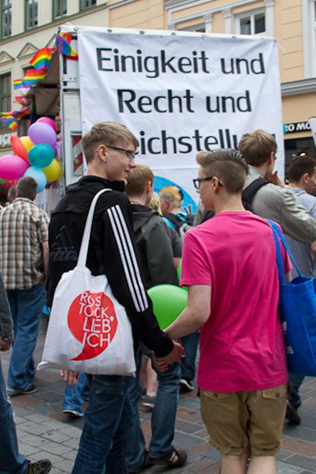 "Gay and Proud" steht auf dem pinkfarbigen T-Shirt