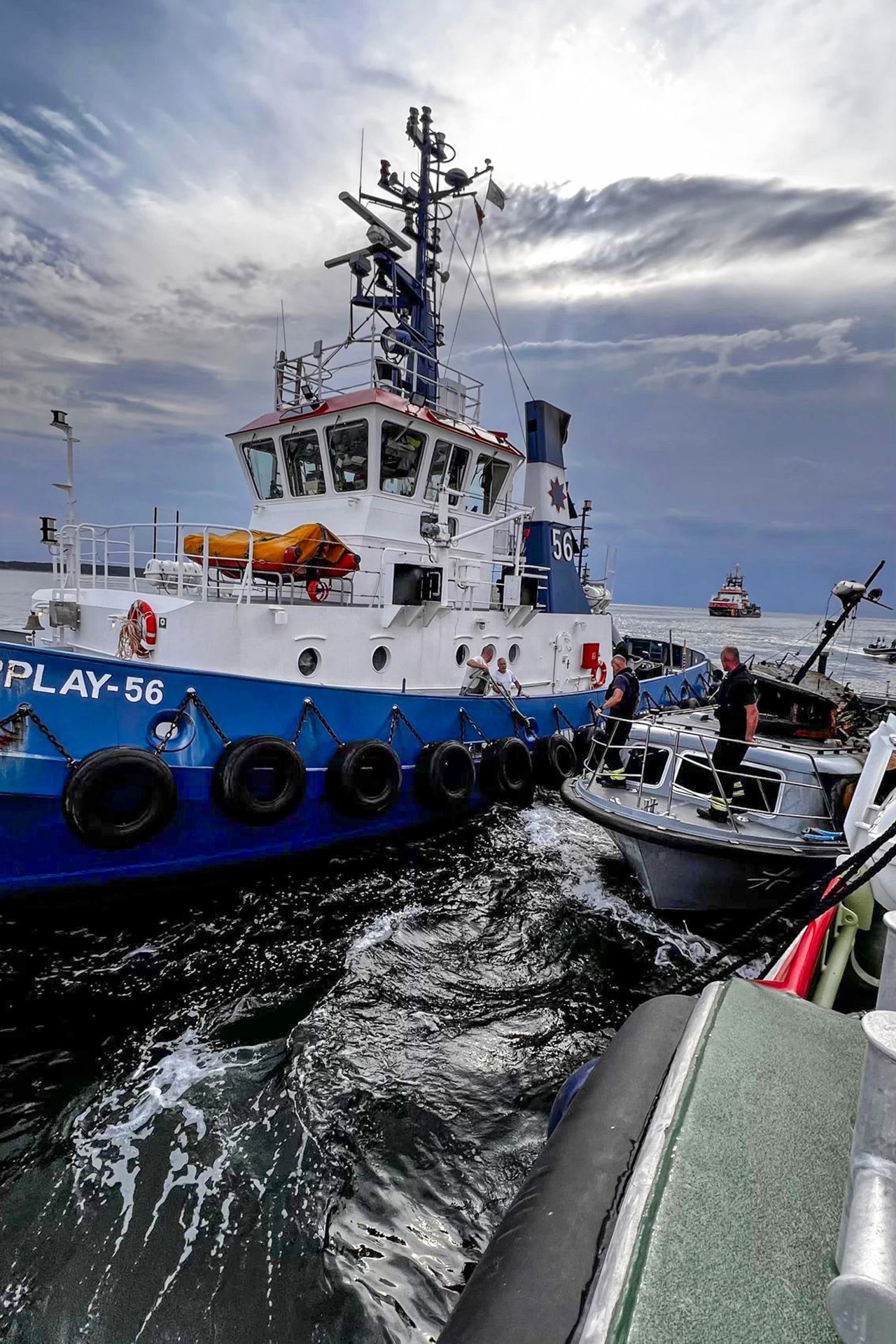 Brand auf Marineboot vor Warnemünde (Foto: Amt für Brandschutz/Rettungsdienst und Katastrophenschutz)