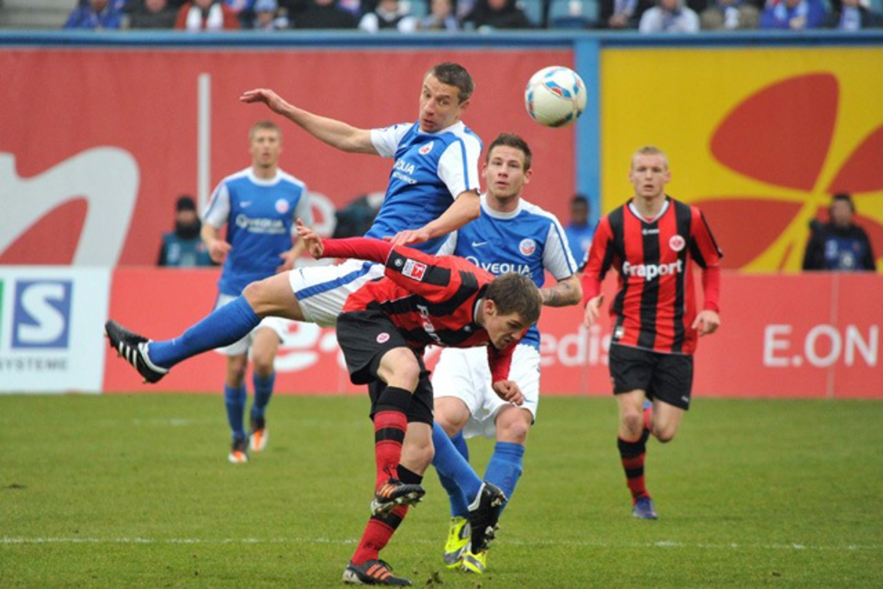 Marek Mintal im Kopfball-Duell