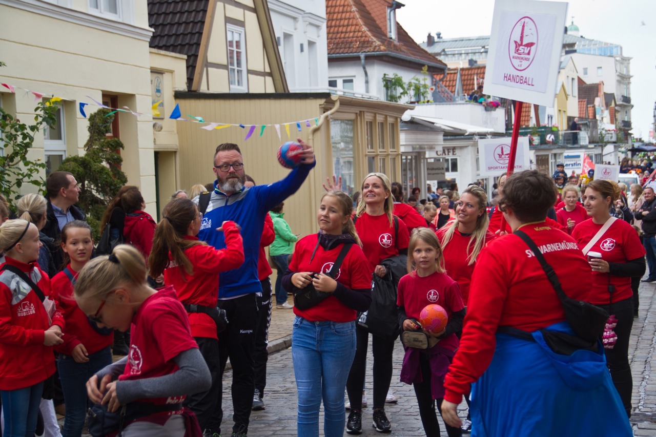 Der neue Rostocker OB inmitten der Handballerinnen des SV Warnemünde