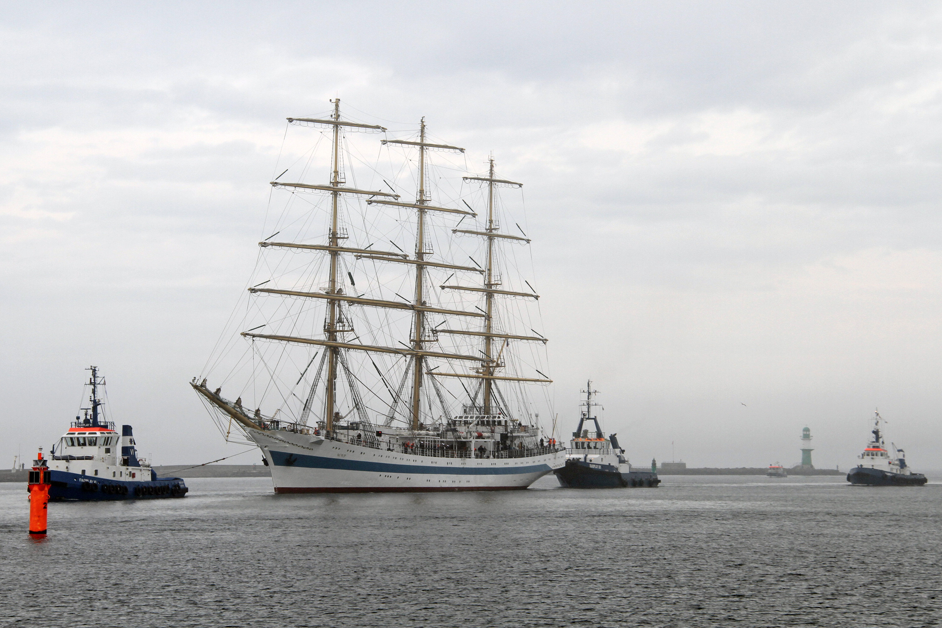 Segelschulschiff „Mir“ beim Einlaufen in Warnemünde