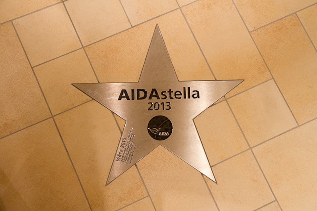Mit einem Walk of Fame in der Shopping-Mall der AIDAstella sind alle Schiffe der AIDA-Flotte und ihre Taufpatinnen mit einem Stern verewigt.