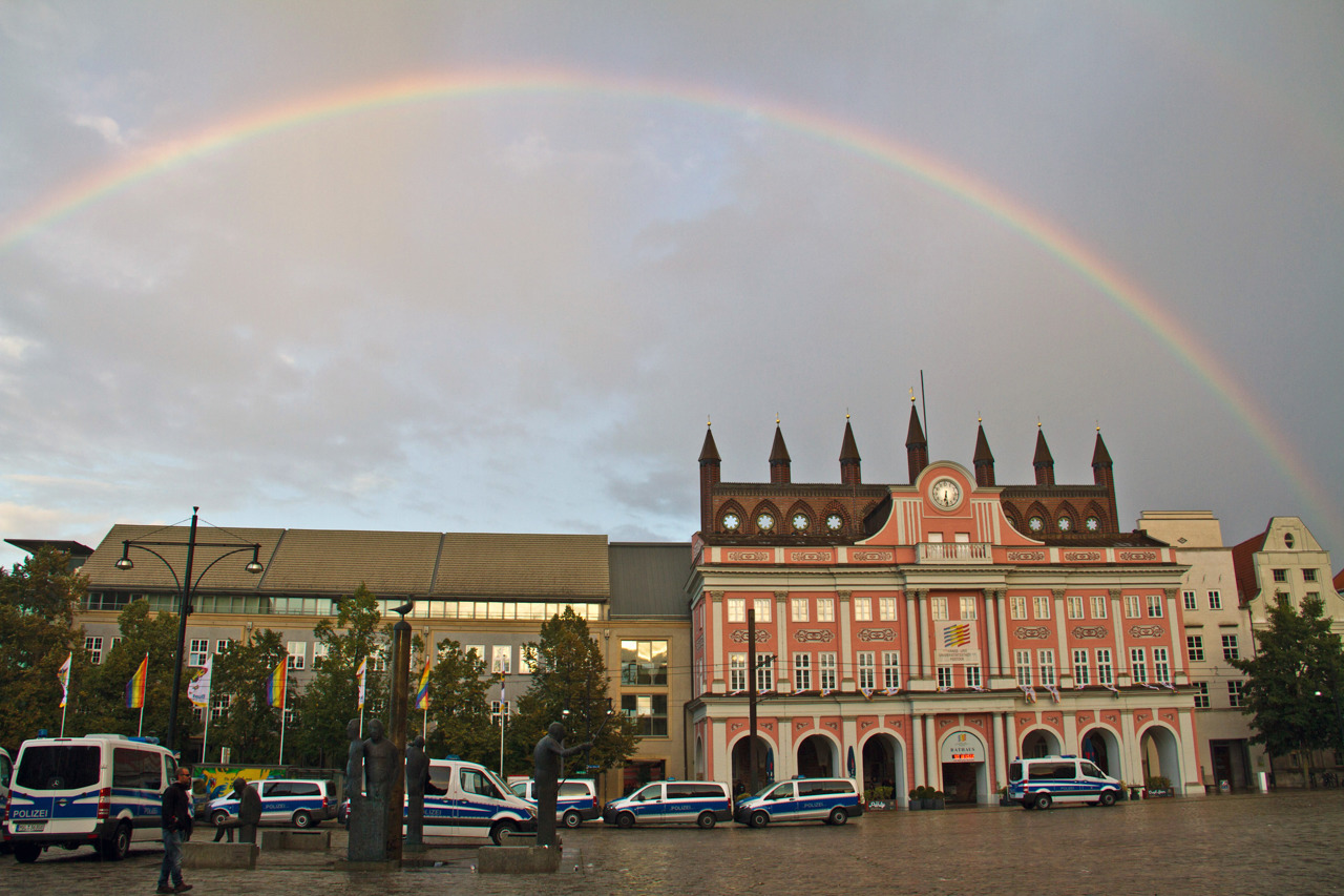 Für viele Gegendemonstranten war der Regenbogen über dem Neuen Markt ein Zeichen für Toleranz