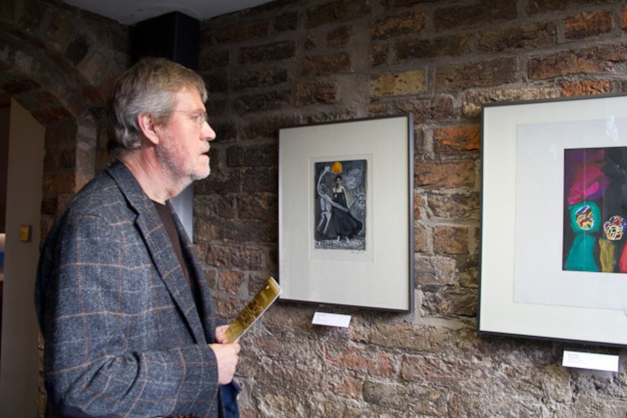 Wolfgang Friedrich vor Arbeiten aus der Grafiksammlung des Kunstvereins
