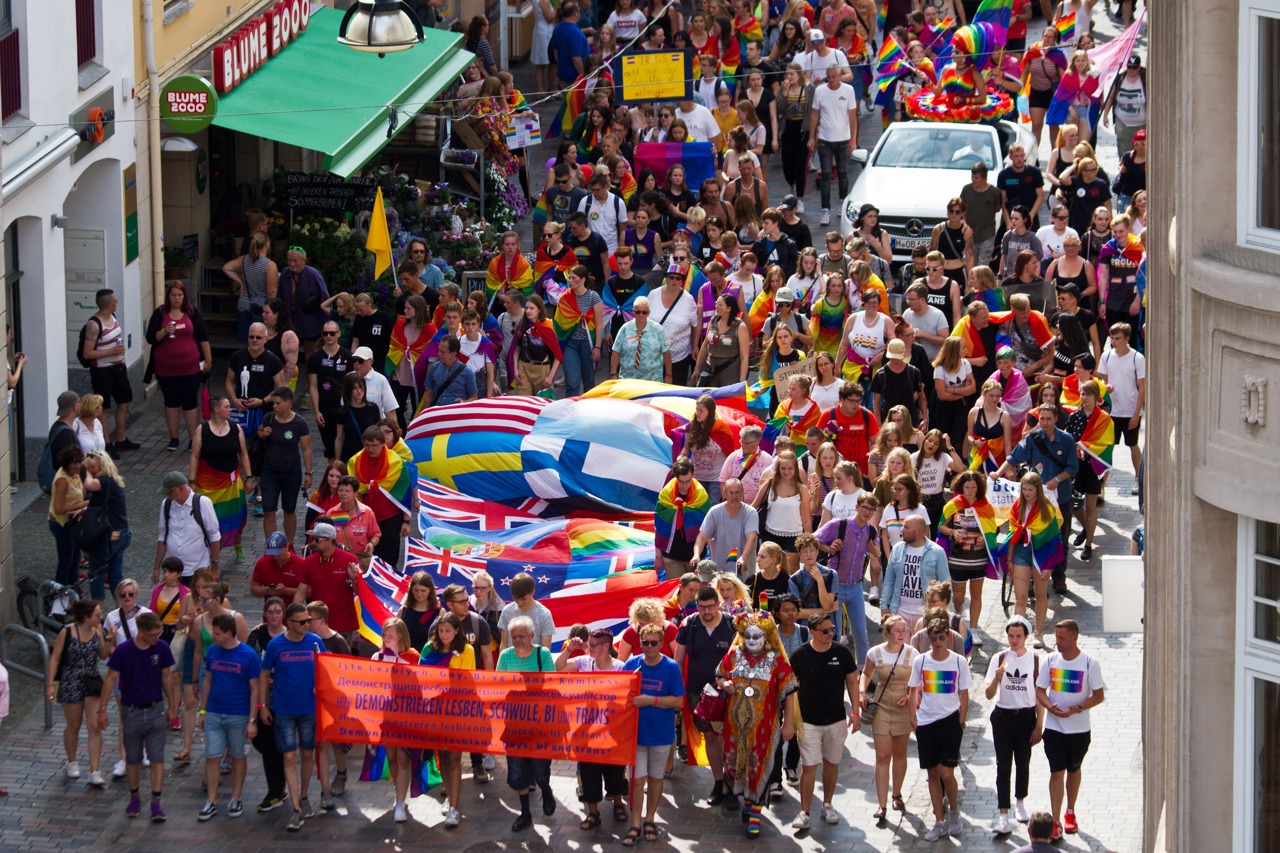Die CSD-Parade zieht durch die Kröpi