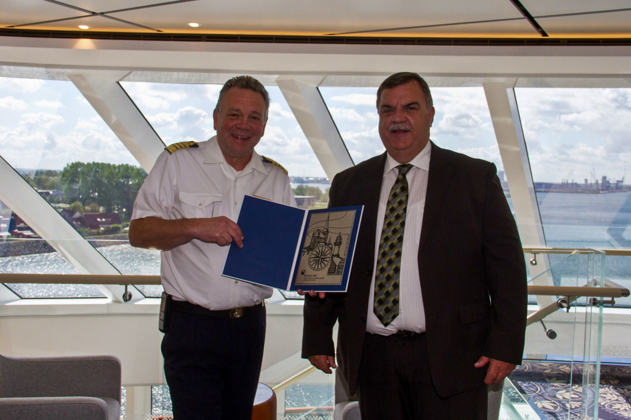 Weil die Viking Jupiter zum ersten Mal nach Warnemünde gekommen ist, überreicht Hafenkapitän Gisbert Ruhnke (rechts) eine Plakette.