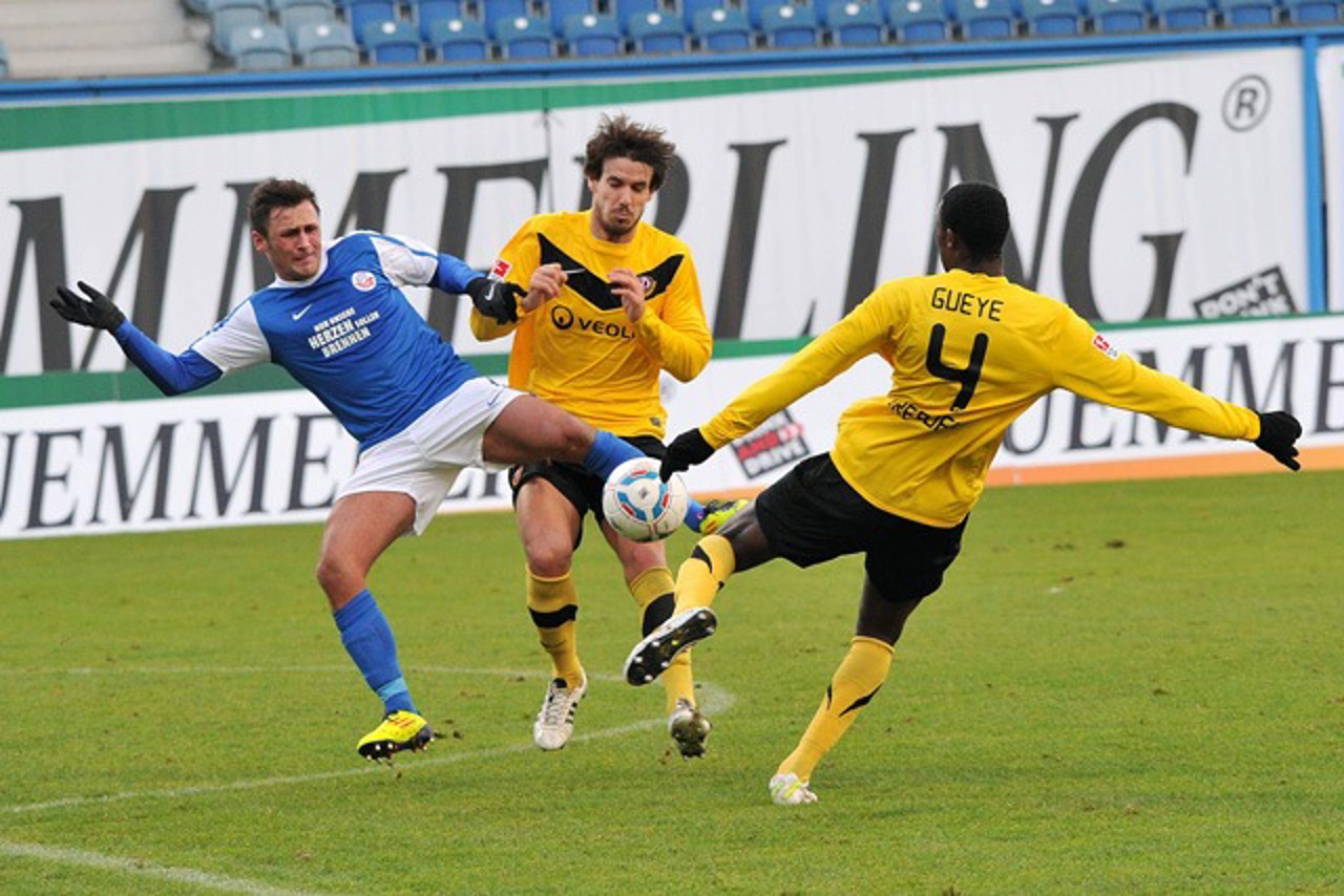 Marcel Schied (hier im Kampf mit Romain Brégerie und Cheikh Gueye) schoss für Hansa Rostock in der 1. Minute das Führungstor gegen Dynamo Dresden