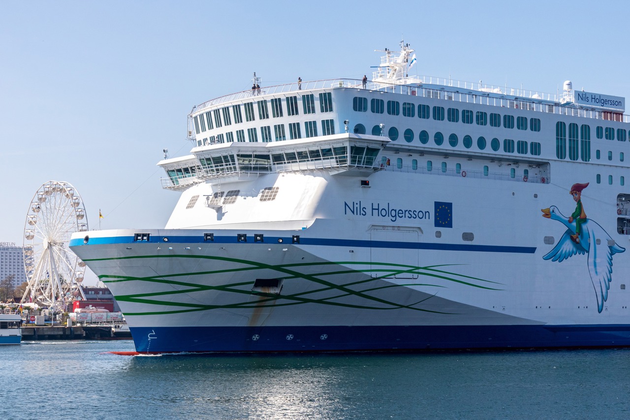 TT-Line Fähre „Nils Holgersson“ im Seekanal Warnemünde