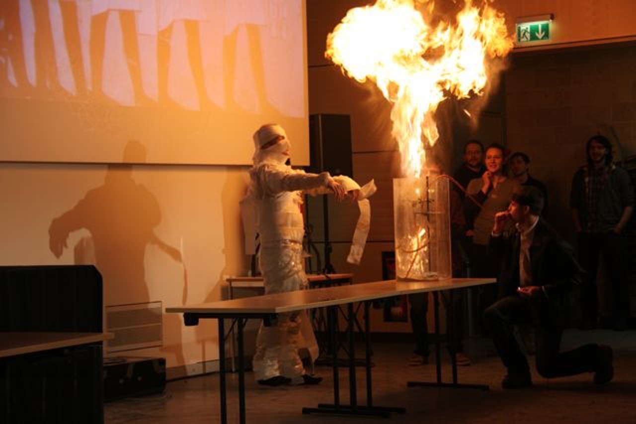 Mehlexplosion bei der Schauvorlesung zum Physiktag 2012