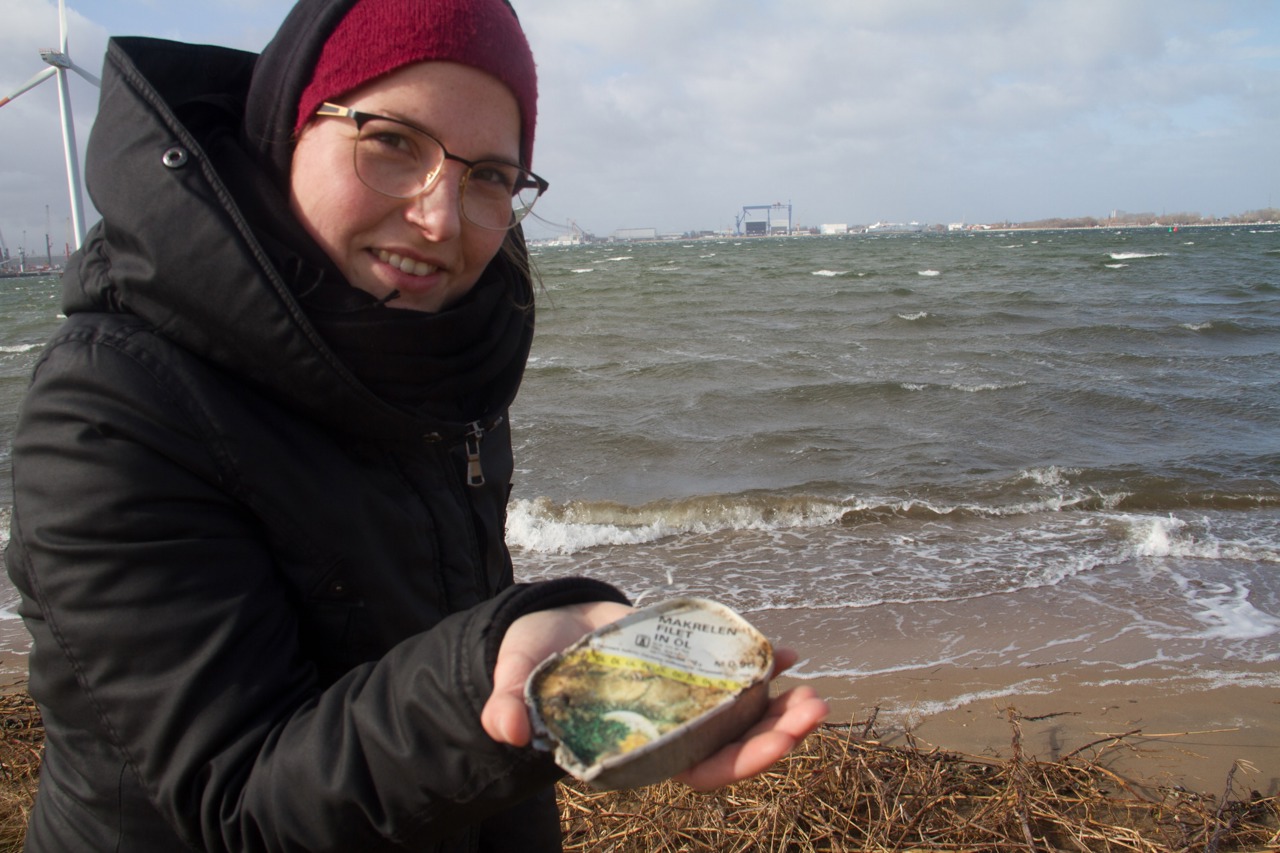 Rebecca Kain zeigt ein besonders kursioses Fundstück: eine Fischdose von 1988