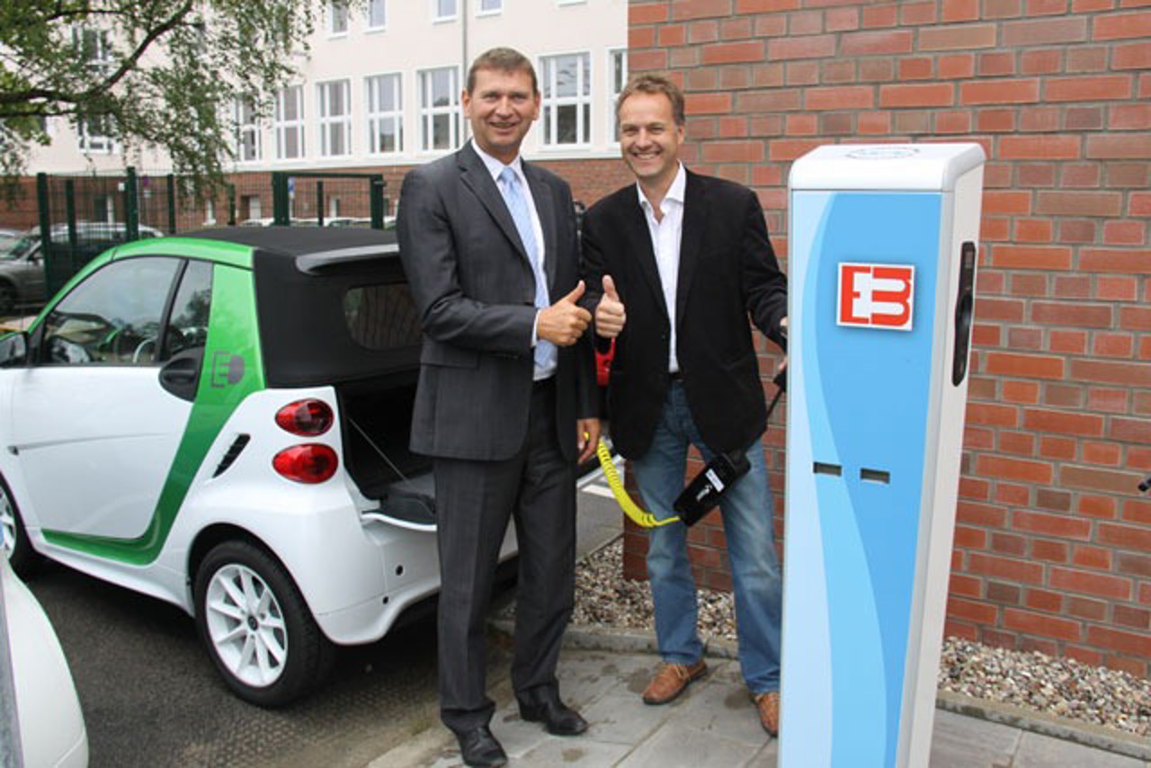 Oliver Brünnich von der Stadtwerke Rostock AG (links) und der Senator für Bau und Umwelt Holger Matthäus (rechts)