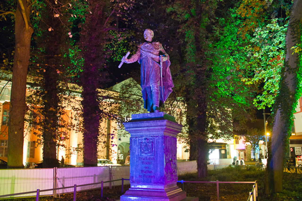 Das Blücherdenkmal in der Rostocker Lichtwoche.
