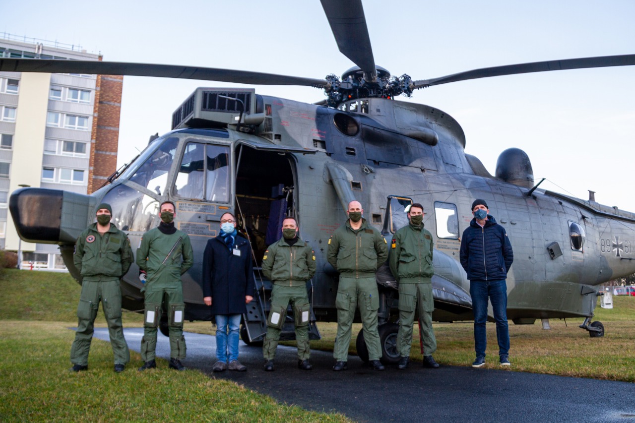 Die Besatzung des Sea King vor dem Klinikum Südstadt in Rostock