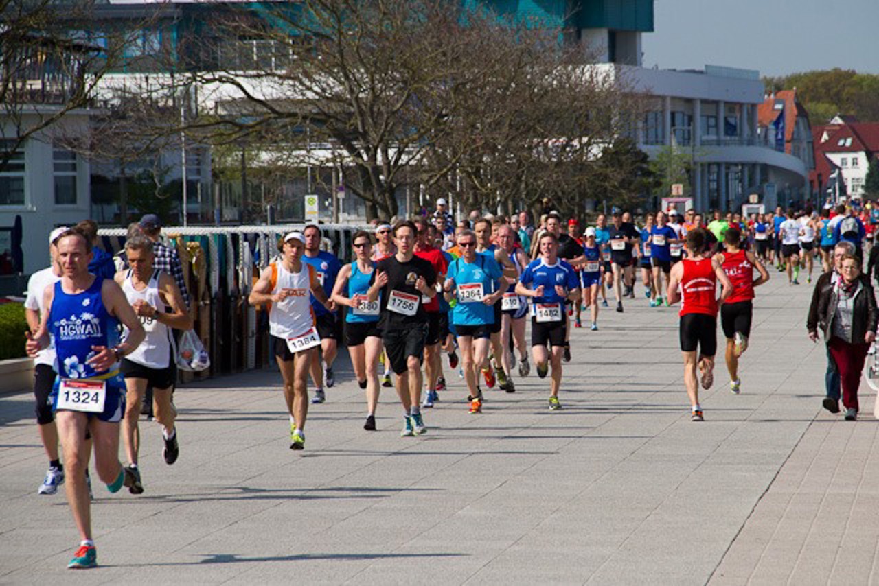 Küstenwaldlauf auf der Promenade in Warnemünde