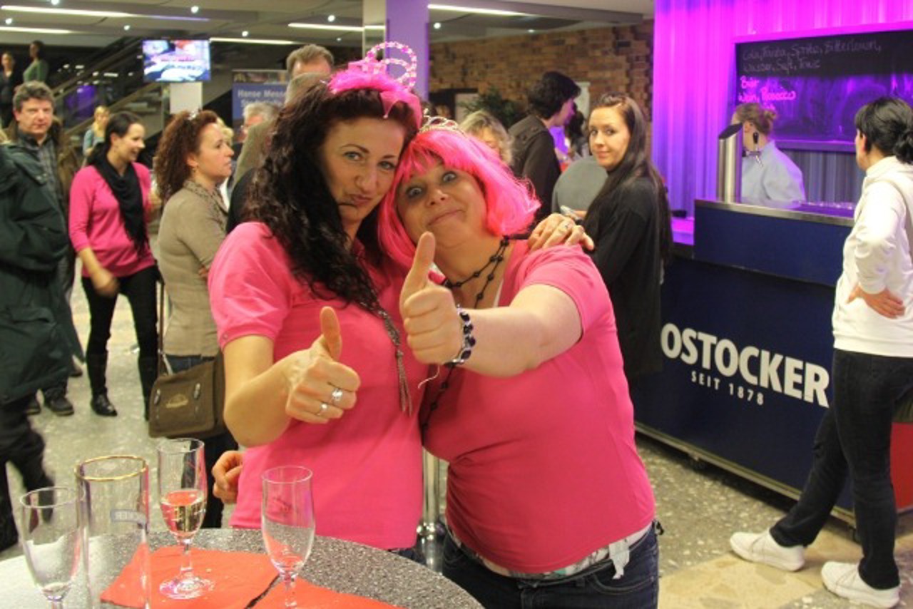 Die Freundinnen Netti und Yvonne stilecht in pink