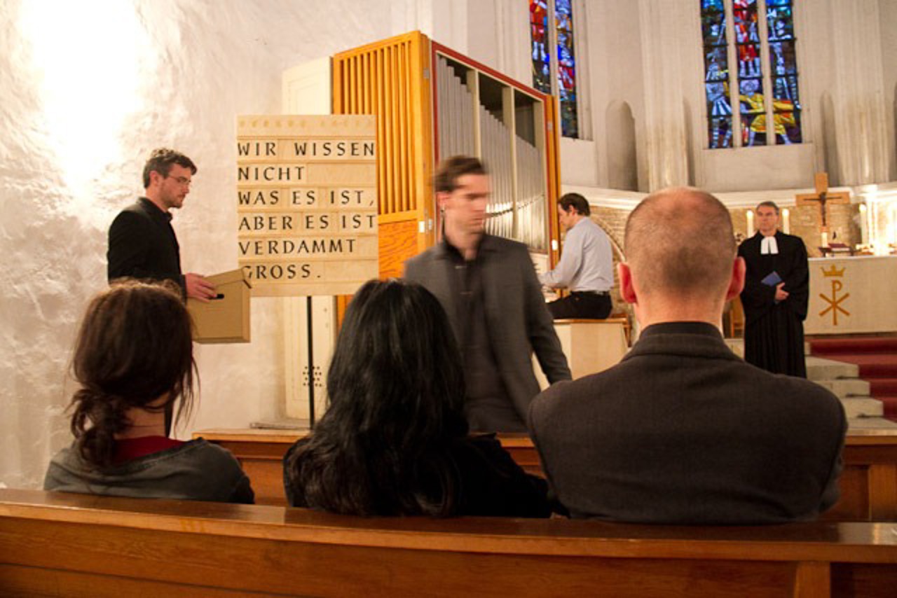 Die Künstlergruppe "Schaum" bringt drei Exponate in die Petrikirche, die von Pastor Henry Lohse kommentiert werden, begleitet von Kantor Karl Bernhardin Kropf an der Orgel