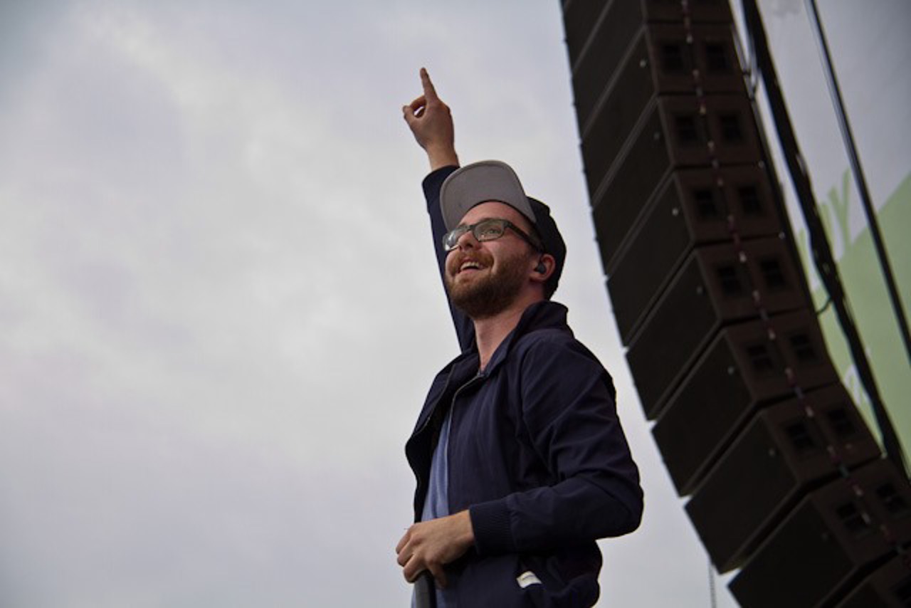 Mark Forster eröffnete den vierstündigen Open-Air-Abend und erzählte, dass die ersten Titel seines aktuellen Albums in Warnemünde entstanden seien, als er in einer Ferienwohnung am Klavier saß und sich vom Blick auf das Meer inspirieren ließ.