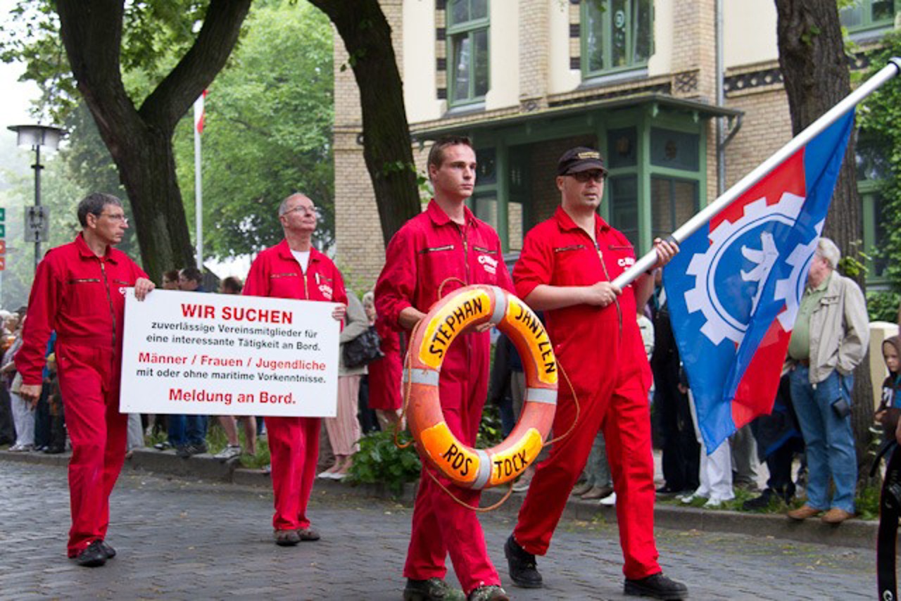 Die Crew der Stephan Jantzen sucht beim Niegen Ümgang nach Verstärkung