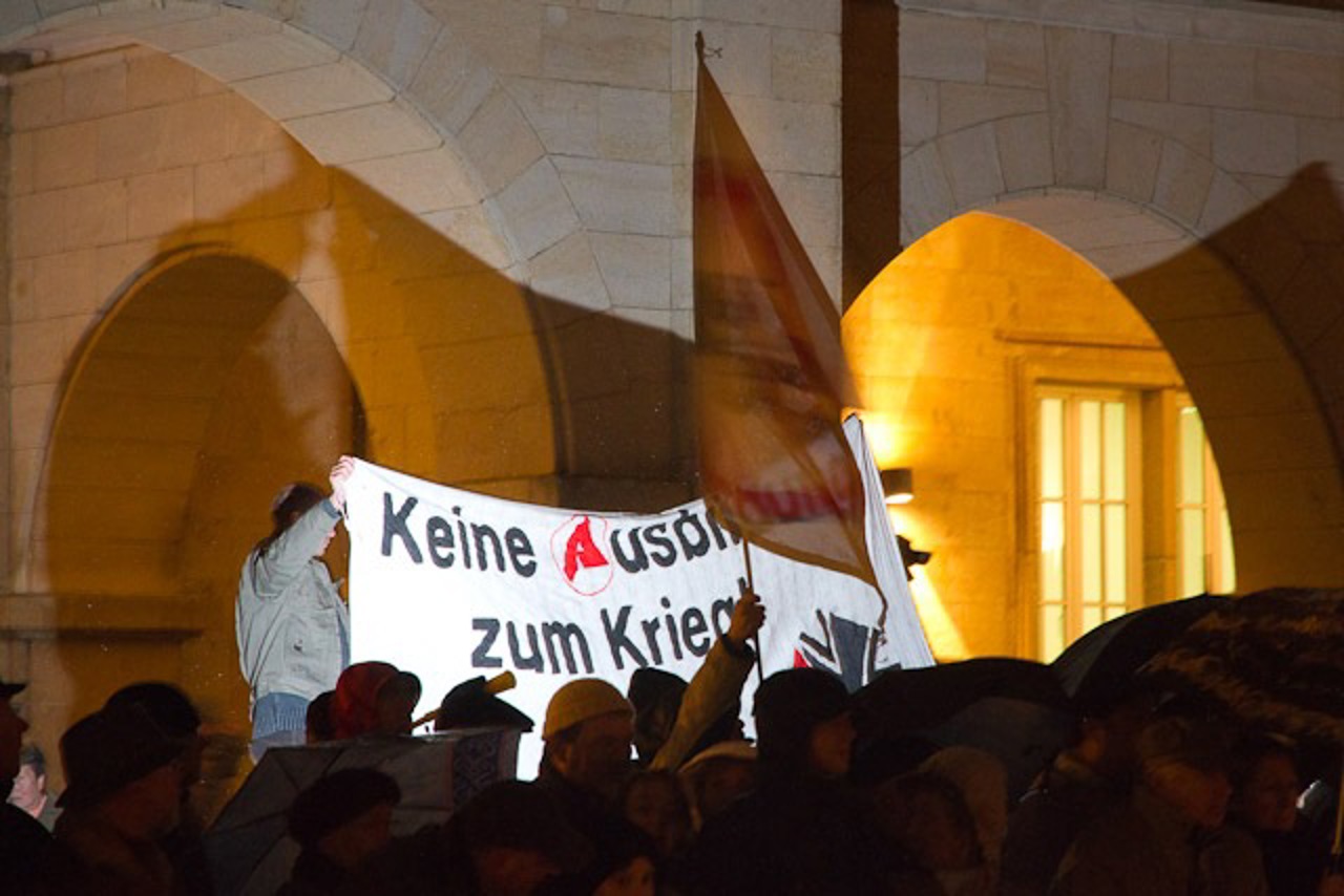 Demonstranten beim Großen Zapfenstreich auf dem Neuen Markt in Rostock