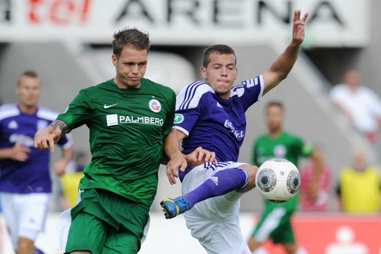 Steven Ruprecht (Hansa Rostock) im Duell mit Stanislav Iljutcenko (VfL Osnabrück)