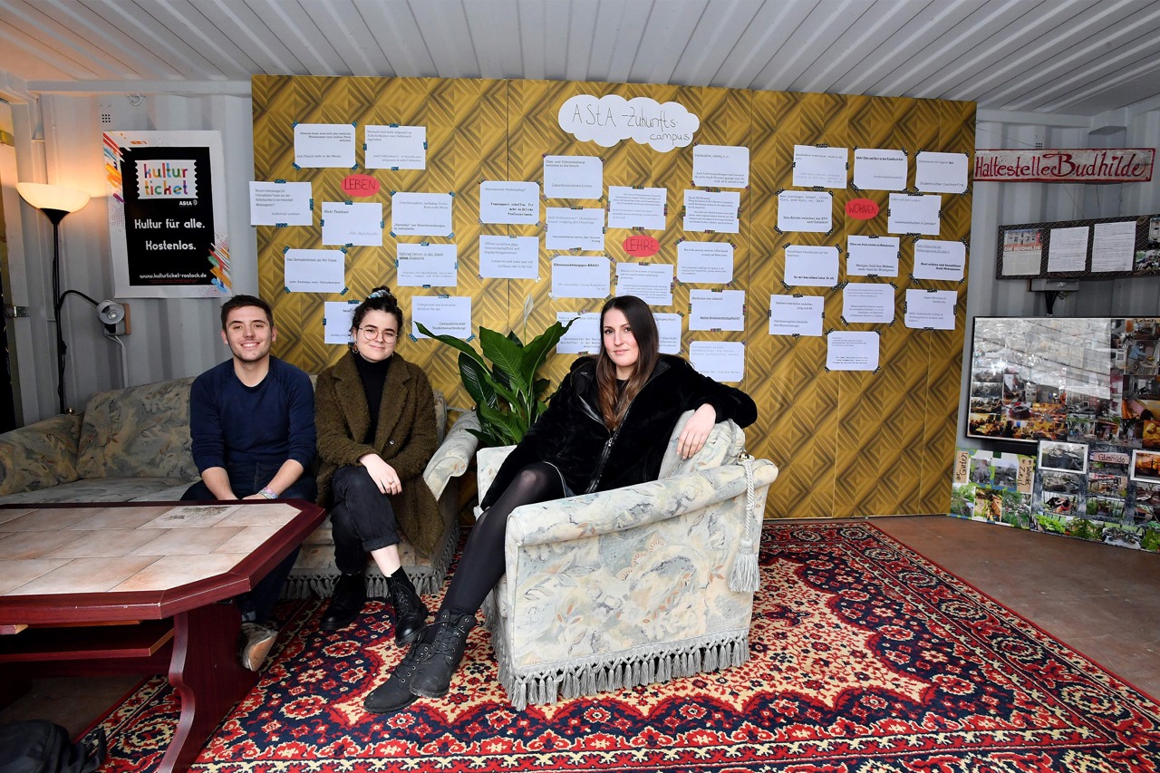Miteinander diskutiert werden soll auch im AStA-Zukunftscampus, hier mit David Willer (v. li.), Anne-Victoria Hofacker und Johanna Treppmann vom AStA. (Foto: Joachim Kloock)