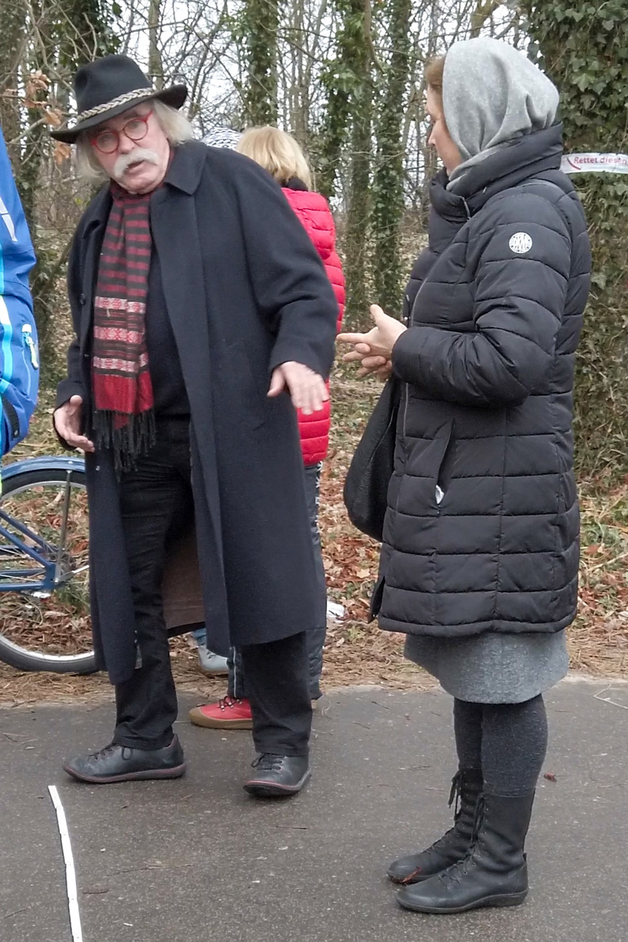 Jobst Mehlan misst nach: Für einen maßvollen Ausbau sollte der Platz auch ohne Baumfällungen im Küstenwald ausreichen