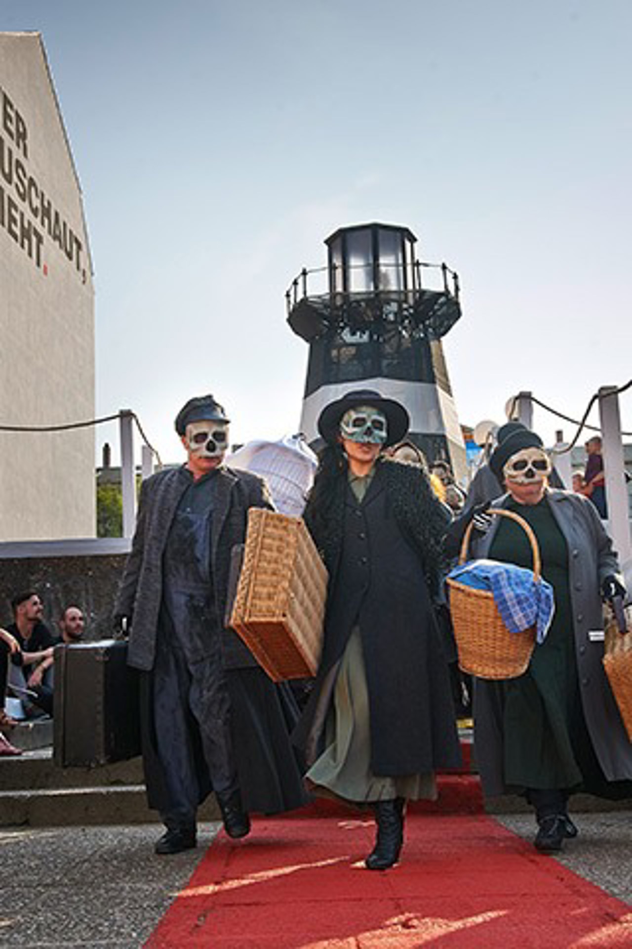 Untergang der Titanic am Volkstheater Rostock: Auswanderer auf dem Theatervorplatz, Foto: Thomas Häntzschel