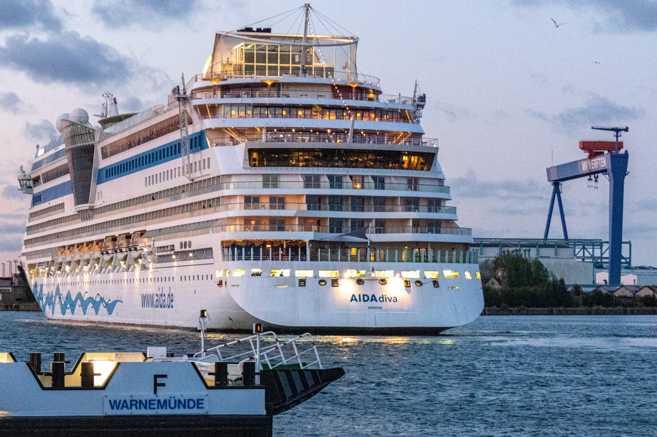 Kreuzfahrtschiff AIDAdiva in Warnemünde