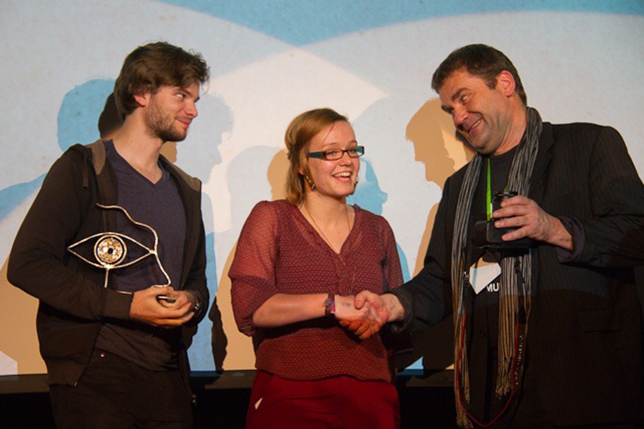 Jungregisseure Malte Pätz und Paula Baudach erhalten Glückwünsche von Festivalbegründer Matthias Spehr