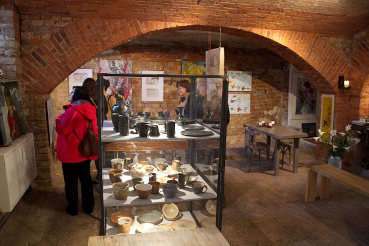 In der Gewölbegalerie stellten Grundschüler, Gymnasiasten und studierte Künstler nebeneinander aus