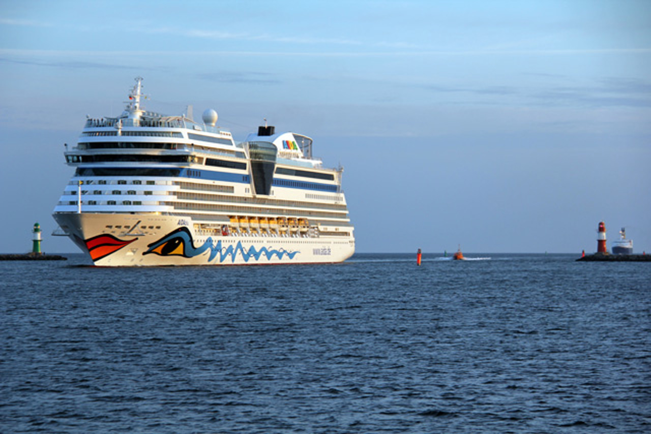 AIDAblu bei der Einfahrt in den Kreuzfahrthafen Warnemünde