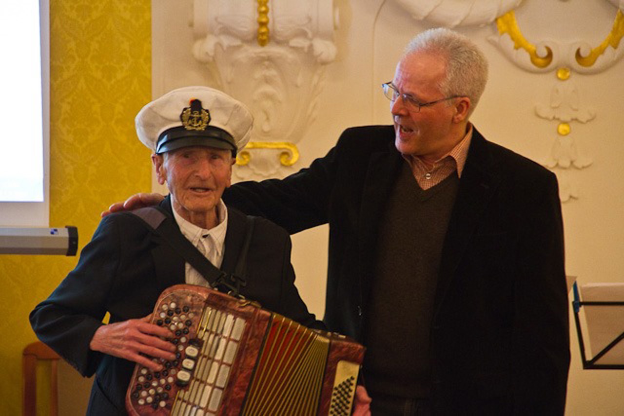 Michael Tryanowski mit seinem Sohn Frank Kraschewski. Man könne Bücher füllen, sagt er über das bewegte Leben seines Vaters.