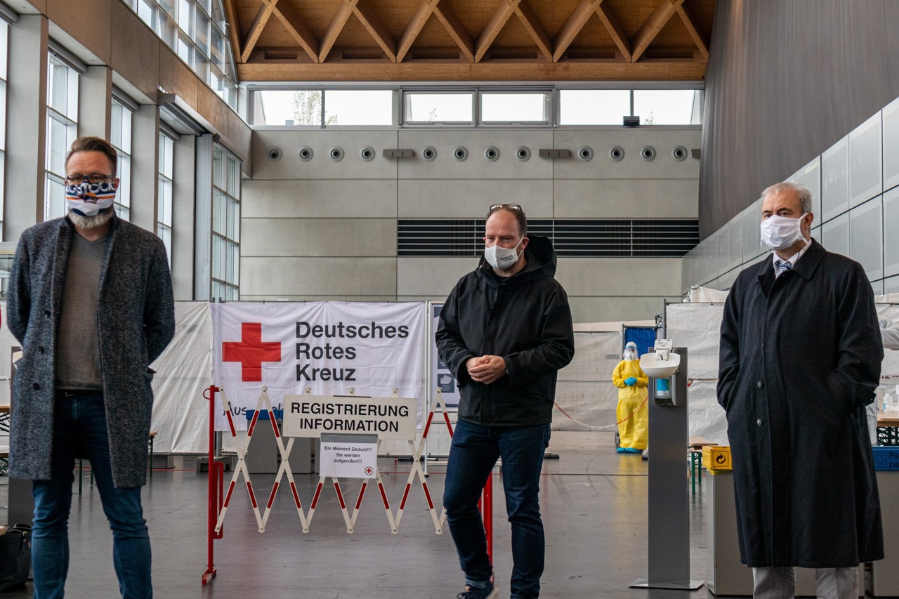 Oberbürgermeister Claus Ruhe Madsen (v.l.), Gesundheitssenator Steffen Bockhahn und Prof. Dr. Emil Reisinger bei der Eröffnung des neuen Corona-Testzentrums in der Hansemesse in Rostock-Schmarl