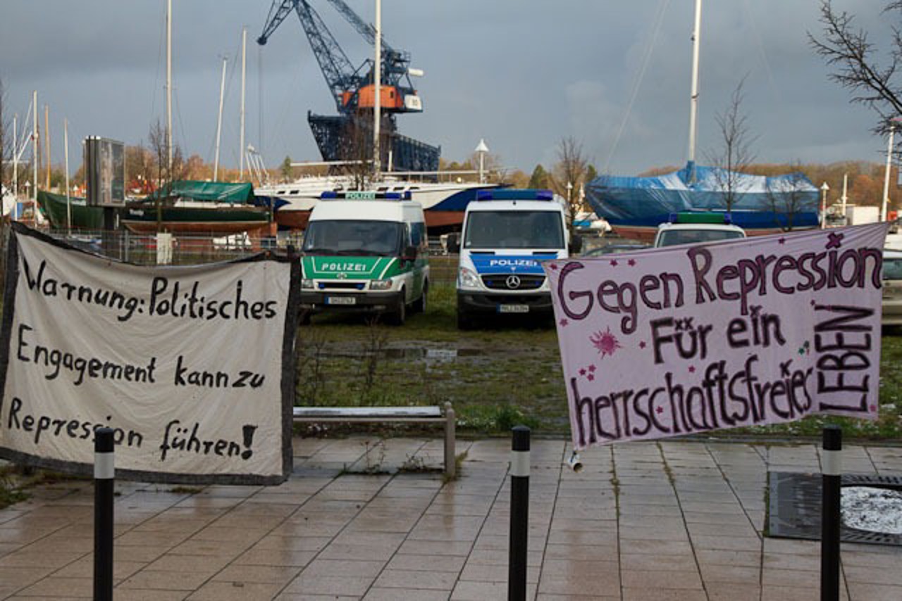 Transparente vor dem Amtsgericht Rostock