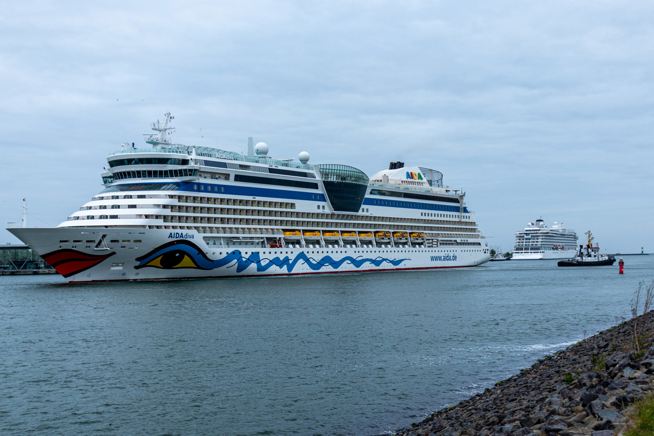 AIDAdiva und Viking Venus in Warnemünde