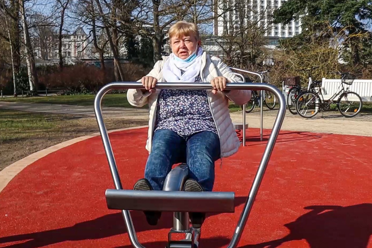 Monika Hildebrandt geht einmal in der Woche zum Seniorensport und testete gleich das Rudergerät