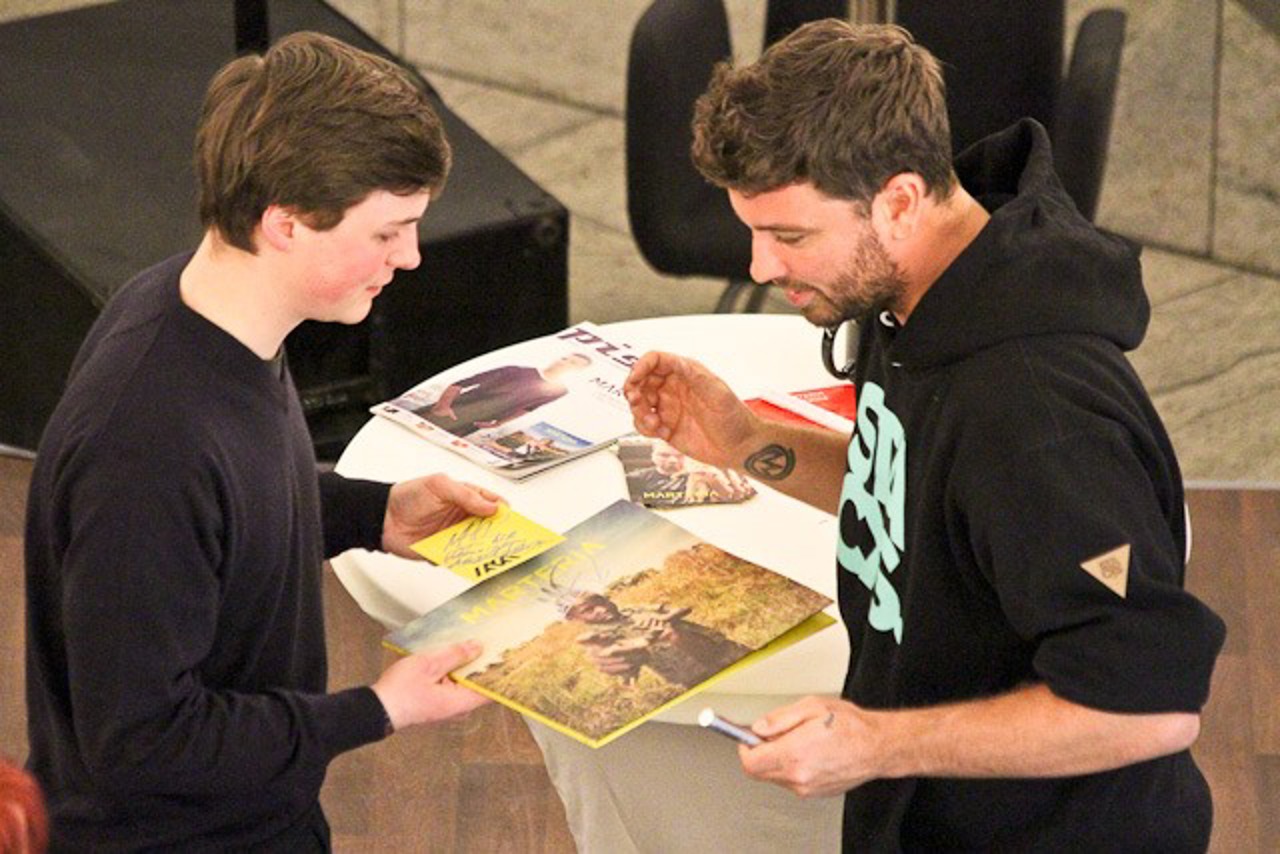 Autogrammjäger lässt sich eine Schallplatte des neuen Marteria-Albums signieren.