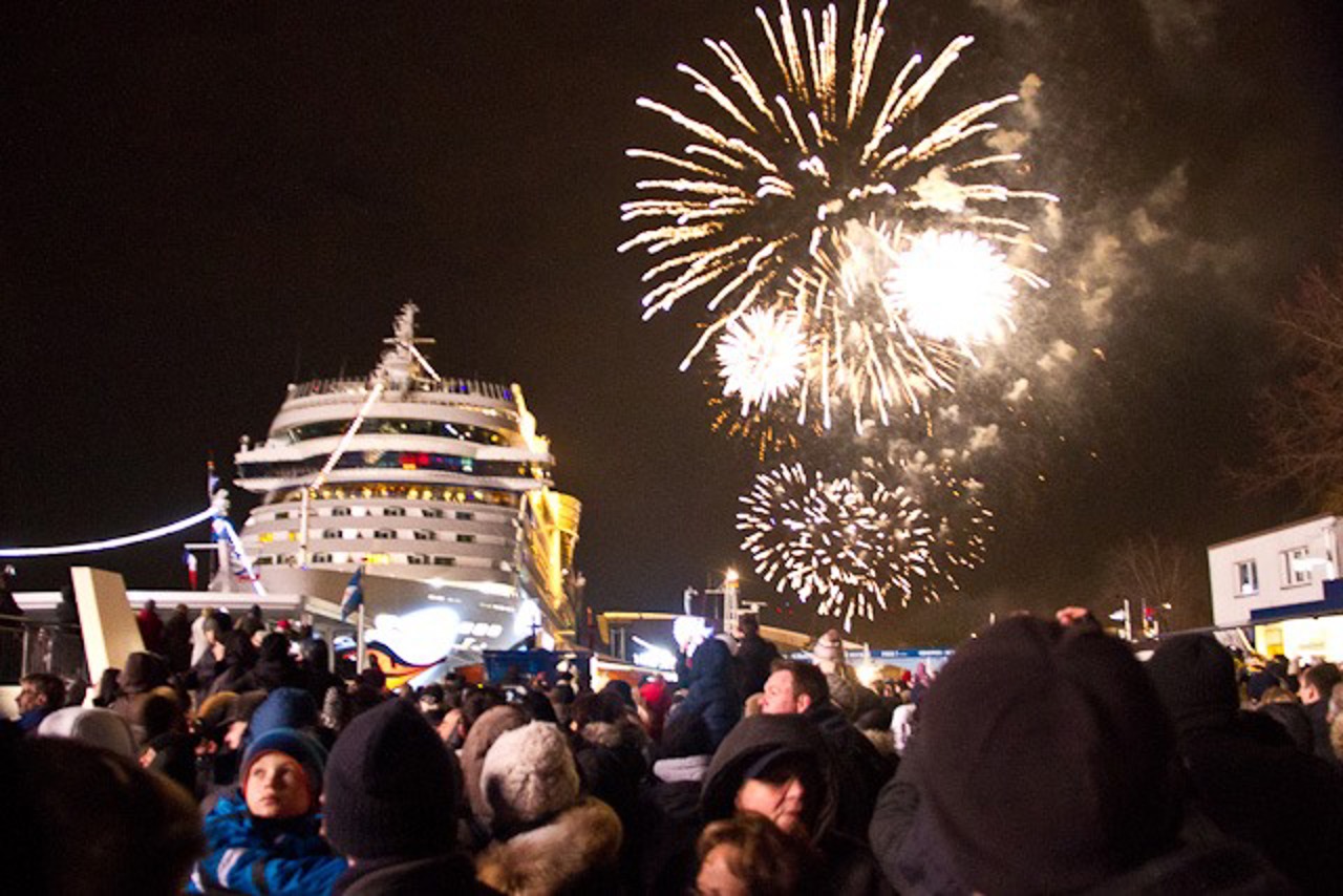 Das Feuerwerk zur Taufe der AIDAstella begeisterte die Schaulustigen, die es zu Tausenden auf den Passagierkai gezogen hatte.