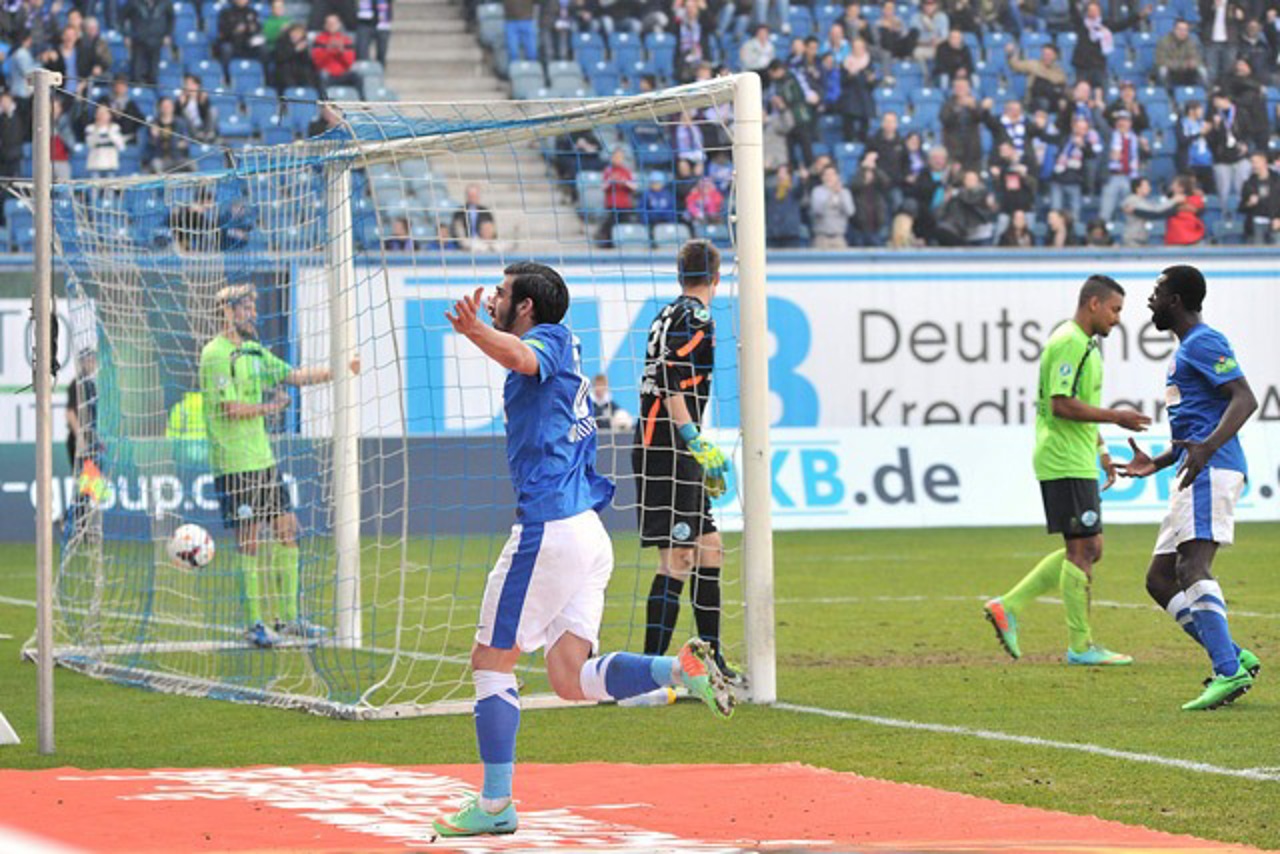 Nikolaos Ioannidis (Hansa Rostock) baut die Führung gegen die Stuttgarter Kickers auf 2:0 aus